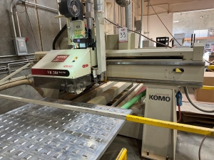 2001 KOMO CNC ROUTER, MODEL VR 510 MACH ONE, GE FANUC SERIES 210i-M CONTROL, 5' X 10' VACUUM TABLE, 8-STATION TOOL CHANGER, S/N 36327-03-01-01-33