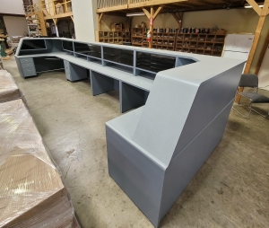 U-SHAPED DESK CONFIGURATION W/ LOW-PROFILE HUTCH, DIM: 20' X 6'-165