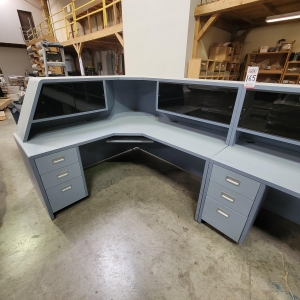 U-SHAPED DESK CONFIGURATION W/ LOW-PROFILE HUTCH, DIM: 20' X 6'-165