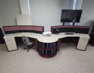 COCKPIT STYLE GULLWING CONSOLE CONFIGURATION W/ DOCUMENT CAROUSEL TRANSITION, DRAWER PEDESTALS, CHAMBERED SLATWALL & 46" LCD SCREEN, COLOR: GRANITE & SANGRIA-176