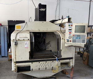 1992 HAAS VF-0 CNC VERTICAL MACHINING CENTER, TABLE: 26" X 14", XYZ TRAVELS: 20" X 16" X 20", CAT 40 TAPER, 7,500 RPM SPINDLE, 20 ATC, 7.5 HP, S/N 1870-34A