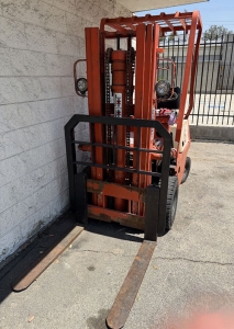 TOYOTA LPG FORKLIFT, MODEL 2FG15, 3,000 LB CAPACITY, 3-STAGE MAST, 3' FORKS, PNEUMATIC TIRES, LOAD LIGHTS, S/N 11511, (NOTE: NO HOUR METER ON THIS LIFT)-100