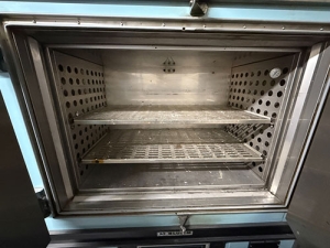 BLUE M INDUSTRIAL OVEN, (OUT OF SERVICE), MODEL DC-136F, S/N DC-2661, TEMP RANGE: 343°C/650°F-132
