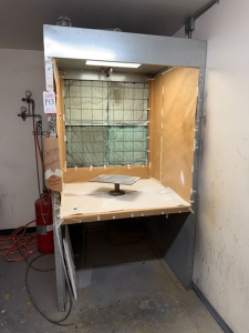 SPRAYLINE MFG. SPRAY BOOTH, BENCH TYPE, LIGHTED, 48"W X 5'-2"L X 7'-2"HT, MODEL SL-ISB-457B, 1 HP EXHAUST FAN, (4) 20" X 20" EXHAUST FILTERS, W/ PYRO-CHEM PCI-35 ABC FIRE SUPPRESSION SYSTEM, PYRO-CHEM NMCH3 CONTROL HEAD-143