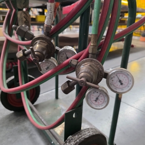 LOT - ANTHONY 85-10 OXY ACETYLENE TORCH CART W/ TORCH, HOSE AND REGULATORS, (TANKS ARE NOT INCLUDED)-46E
