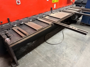 1991 AMADA 3060 POWER SQUARING SHEAR, FOOT PEDAL, FRONT SUPPORT ARMS, OPERATOR CONTROL PANEL, SHEET METAL FABRICATION SUPPORT, S/N 30600619-56