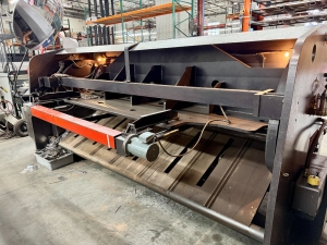 1991 AMADA 3060 POWER SQUARING SHEAR, FOOT PEDAL, FRONT SUPPORT ARMS, OPERATOR CONTROL PANEL, SHEET METAL FABRICATION SUPPORT, S/N 30600619-56
