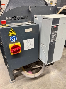 OMAX-2022 OMAX MAXIEM M2040 ABRASIVE WATERJET CUTTING SYSTEM, 3-AXIS CUTTING HEAD, TABLE SIZE: 13' 4" X 7'0" XY,  CUTTING TRAVEL: 13' 4" X 6' 8", Z-AXIS TRAVEL: 12", MAXJET 5I NOZZLE, 600 LB. ABRASIVE HOPPER, PULL-TO-OPEN VALVE SINGLE NOZZLE, WATER FILTER, CUTTING TABLE, S/N M20405268-57