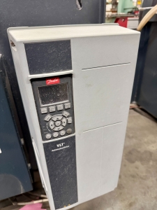 OMAX-2022 OMAX MAXIEM M2040 ABRASIVE WATERJET CUTTING SYSTEM, 3-AXIS CUTTING HEAD, TABLE SIZE: 13' 4" X 7'0" XY,  CUTTING TRAVEL: 13' 4" X 6' 8", Z-AXIS TRAVEL: 12", MAXJET 5I NOZZLE, 600 LB. ABRASIVE HOPPER, PULL-TO-OPEN VALVE SINGLE NOZZLE, WATER FILTER, CUTTING TABLE, S/N M20405268-57