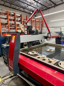 OMAX-2022 OMAX MAXIEM M2040 ABRASIVE WATERJET CUTTING SYSTEM, 3-AXIS CUTTING HEAD, TABLE SIZE: 13' 4" X 7'0" XY,  CUTTING TRAVEL: 13' 4" X 6' 8", Z-AXIS TRAVEL: 12", MAXJET 5I NOZZLE, 600 LB. ABRASIVE HOPPER, PULL-TO-OPEN VALVE SINGLE NOZZLE, WATER FILTER, CUTTING TABLE, S/N M20405268-57