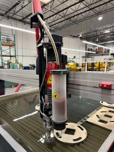 OMAX-2022 OMAX MAXIEM M2040 ABRASIVE WATERJET CUTTING SYSTEM, 3-AXIS CUTTING HEAD, TABLE SIZE: 13' 4" X 7'0" XY,  CUTTING TRAVEL: 13' 4" X 6' 8", Z-AXIS TRAVEL: 12", MAXJET 5I NOZZLE, 600 LB. ABRASIVE HOPPER, PULL-TO-OPEN VALVE SINGLE NOZZLE, WATER FILTER, CUTTING TABLE, S/N M20405268-57