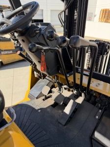 2023 CATERPILLAR LPG FORKLIFT, MODEL GC40K, 8,000 LB CAPACITY, 3-STAGE MAST, SIDE SHIFT, 8' FORKS, SOLID CUSHION TIRES, LOAD LIGHTS, REARVIEW MIRRORS, CLEARCAP RAINCAP, APPROX. 498 HOURS, S/N AT87B11599-63