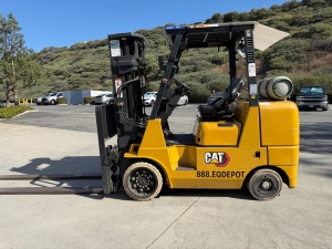 2023 CATERPILLAR LPG FORKLIFT, MODEL GC40K, 8,000 LB CAPACITY, 3-STAGE MAST, SIDE SHIFT, 8' FORKS, SOLID CUSHION TIRES, LOAD LIGHTS, REARVIEW MIRRORS, CLEARCAP RAINCAP, APPROX. 498 HOURS, S/N AT87B11599-63