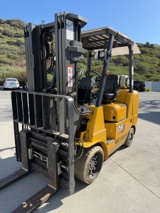 2023 CATERPILLAR LPG FORKLIFT, MODEL GC40K, 8,000 LB CAPACITY, 3-STAGE MAST, SIDE SHIFT, 8' FORKS, SOLID CUSHION TIRES, LOAD LIGHTS, REARVIEW MIRRORS, CLEARCAP RAINCAP, APPROX. 498 HOURS, S/N AT87B11599-63