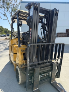 2023 CATERPILLAR LPG FORKLIFT, MODEL GC40K, 8,000 LB CAPACITY, 3-STAGE MAST, SIDE SHIFT, 8' FORKS, SOLID CUSHION TIRES, LOAD LIGHTS, REARVIEW MIRRORS, CLEARCAP RAINCAP, APPROX. 498 HOURS, S/N AT87B11599-63