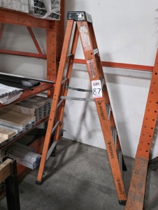HUSKY 6' FIBERGLASS LADDER-87
