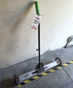 GRIP 30" JUMBO ROLLING MAGNETIC SWEEPER-351
