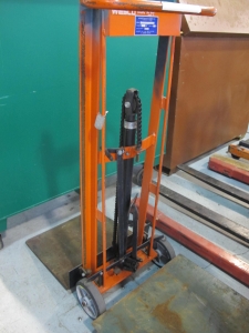 BEECH MODEL PS-2460 1,000 LB CAP HYDRAULIC LIFT, S/N 018290 (G-49) LOADING & HANDLING FEE $25-