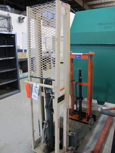 BEECH MODEL PS-2460 1,000 LB CAP HYDRAULIC LIFT, S/N 018290 (G-49) LOADING & HANDLING FEE $25-