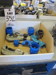 LOT ASSORTED PIPE CUTTERS (G-49) LOADING & HANDLING FEE $5-