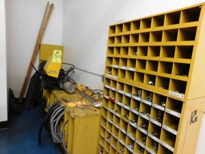 PARKER HYDRAULIC HOSE MAKING MACHINE, 43 SERIES MODEL 80C-080, W/ASSORTED HOSES & FITTINGS, PLUS PORTABLE HYDRAULIC PUMP SET IN PLASTIC CASE-364