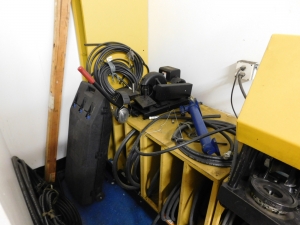 PARKER HYDRAULIC HOSE MAKING MACHINE, 43 SERIES MODEL 80C-080, W/ASSORTED HOSES & FITTINGS, PLUS PORTABLE HYDRAULIC PUMP SET IN PLASTIC CASE-364