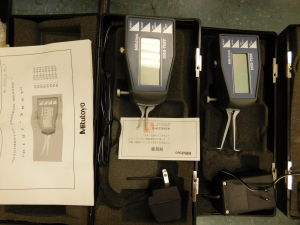 LOT OF (4) MITUTOYO DIGI-TEST DIGIMATIC CALIPER GAGES, TRI-ROLL THREAD COMPARATOR NO. 7 FRAME, MUELLER MODEL 3500 ID/OD GAGE,STARRETT MODEL 1175 INDICATOR GROOVE GAGE-368