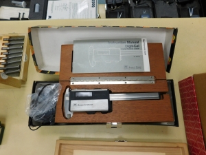 BROWN & SHARPE VERNIER HEIGHT GAGE, (2) NEW-IN-BOX STARRETT 25-5041J DIAL INDICATORS, (3) USED STARRETT DIAL INDICATORS, BROWN & SHARPE DIGI-CAL DIGITAL CALIPERS, BROWN & SHARPE 585 12" HEIGHT GAGE, PLUS SEVERAL DEPTH GAGES-369