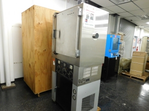 BLUE M HUMID-FLOW COMBINATION TEMP & HUMIDITY CABINET, MODEL CFR-7552C, S/N C2-249-39