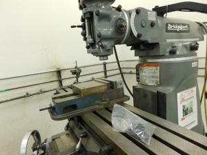 BRIDGEPORT VERTICAL MILL, S/N J305716, W/POWER DRAW BAR, ACU-RITE DIGITAL READ OUT, W/MACHINE VISE-403