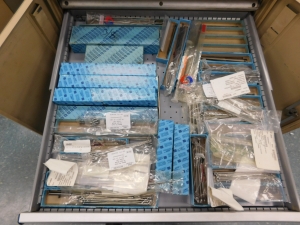 LISTA 2 DOOR/3DRAWER TOOL/PARTS CABINET, 28"X30"X40", W/CONTENTS TO INCLUDE: ALLEN WRENCHES, EJECTOR PINS, 6" MACHINE VISE, STEEL SURFACE PLATE: 18"X15"X3"-408