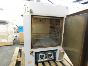 BLUE M OVEN, MODEL OV-560A-2, TEMP. RANGE UP TO 204 DEG C, S/N JTA-3189-41
