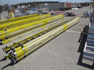 LOT (3) WERNER 40' EXTENSION LADDERS (G-49 YARD) LOADING & HANDLING FEE $15-