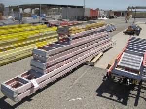 LOT (3) WERNER 40' EXTENSION LADDERS (G-49 YARD) LOADING & HANDLING FEE $15-
