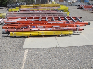 LOT (3) WERNER 40' EXTENSION LADDERS (G-49 YARD) LOADING & HANDLING FEE $15-