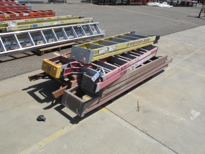 LOT (2) WERNER 40' EXTENSION LADDERS (G-49 YARD) LOADING & HANDLING FEE $10-