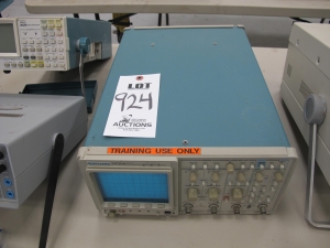 HITACHI MODEL V-355 OSCILLOSCOPE 35MHZ W/ FLUKE 8600A DIGITAL MULTIMETER (G-49) LOADING & HANDLING FEE $5-