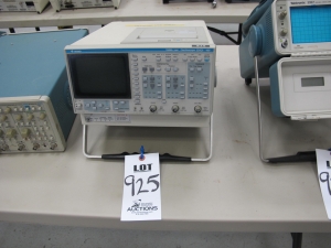 RADIODETECTION LIMITED MODEL PXL A RADIODETECTION METER, S/N CX10765 W/ MODEL RD400LCTX RADIODETECTION TRANSMITTER (G-49) LOADING & HANDLING FEE $5-