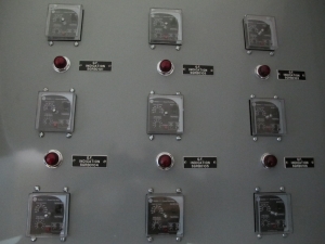INDUSTRIAL ELECTRIC MANUFACTURING, MOTOR CONTROL CENTER, VOLTS 480, 60 HZ, THREE PHASE, SECTION AMPS 2000, SUPPLY AMPS 4000, R.M.S SYMMETRICAL AMPS 65000, 3 COLUMN WITH (8) SIEMENS VACU-BRAKE SWITCH BREAKERS. 600 AMP, 600 VOLT MAX, THREE POLE, THREE PHASE, (1) SIEMENS VACU-BRAKE SWITCH BREAKER, 400 AMP, 400 MAX VOLTS, THREE POLE, THREE PHASE. LOCATED AT W-50 . LOADING AND HANDLING FEE $200-387