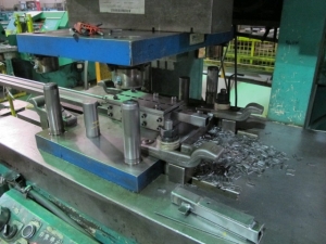 KOMATSU PUNCH PRESS, MODEL 80, OBS  80 TON CAPACITY, HYDRAULIC, 23î X 39î BOLSTER, SAFETY CURTAINS, DUAL PALM BUTTONS-13