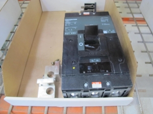 MISC. SQUARE-D AND GE CIRCUIT BREAKER SWITCHES. LOADING & HANDLING $5-1469