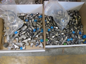 LOT TO INCLUDE SWAGELOK AND PARKER: LARGE QUANTITY OF SS AND BRASS FITTINGS, ELBOWS, AND "T"S-2207