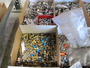 LOT TO INCLUDE SWAGELOK AND PARKER: LARGE QUANTITY OF SS AND BRASS FITTINGS, ELBOWS, AND "T"S-2207