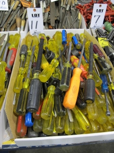 LOT ASST'D SCREWDRIVERS (T-10) LOADING & HANDLING FEE $10-11