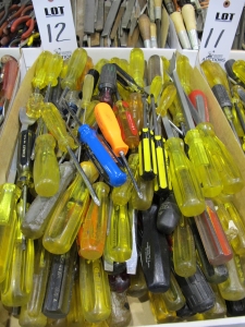 LOT ASST'D SCREWDRIVERS (T-10) LOADING & HANDLING FEE $10-12