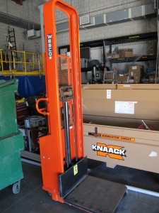 PRESTO MODEL M-366 HYDRAULIC LIFT 1,000 LB CAP S/N 1084 (T-10) LOADING & HANDLING FEE $50-189