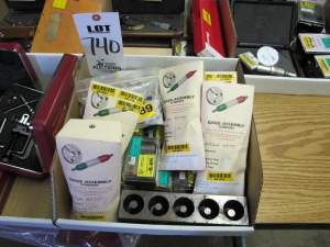 LOT MISC PLUG & THREAD GAUGES (G-46) LOADING & HANDLING FEE $10-740