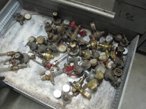 RACK ENGINEERING CO 7-DRAWER INDUSTRIAL PARTS CABINET W/ HOSE, WELDING LEAD AND MISC (G-49) LOADING & HANDLING FEE $50-2151