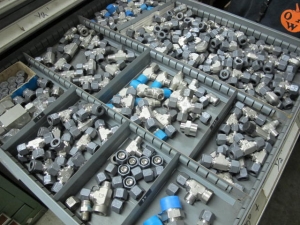 LYON 10-DRAWER INDUSTRIAL PARTS CABINET W/ SS FITTINGS AND MISC (G-49) LOADING & HANDLING FEE $50-2153