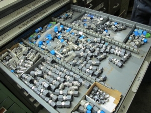 LYON 10-DRAWER INDUSTRIAL PARTS CABINET W/ SS FITTINGS AND MISC (G-49) LOADING & HANDLING FEE $50-2153